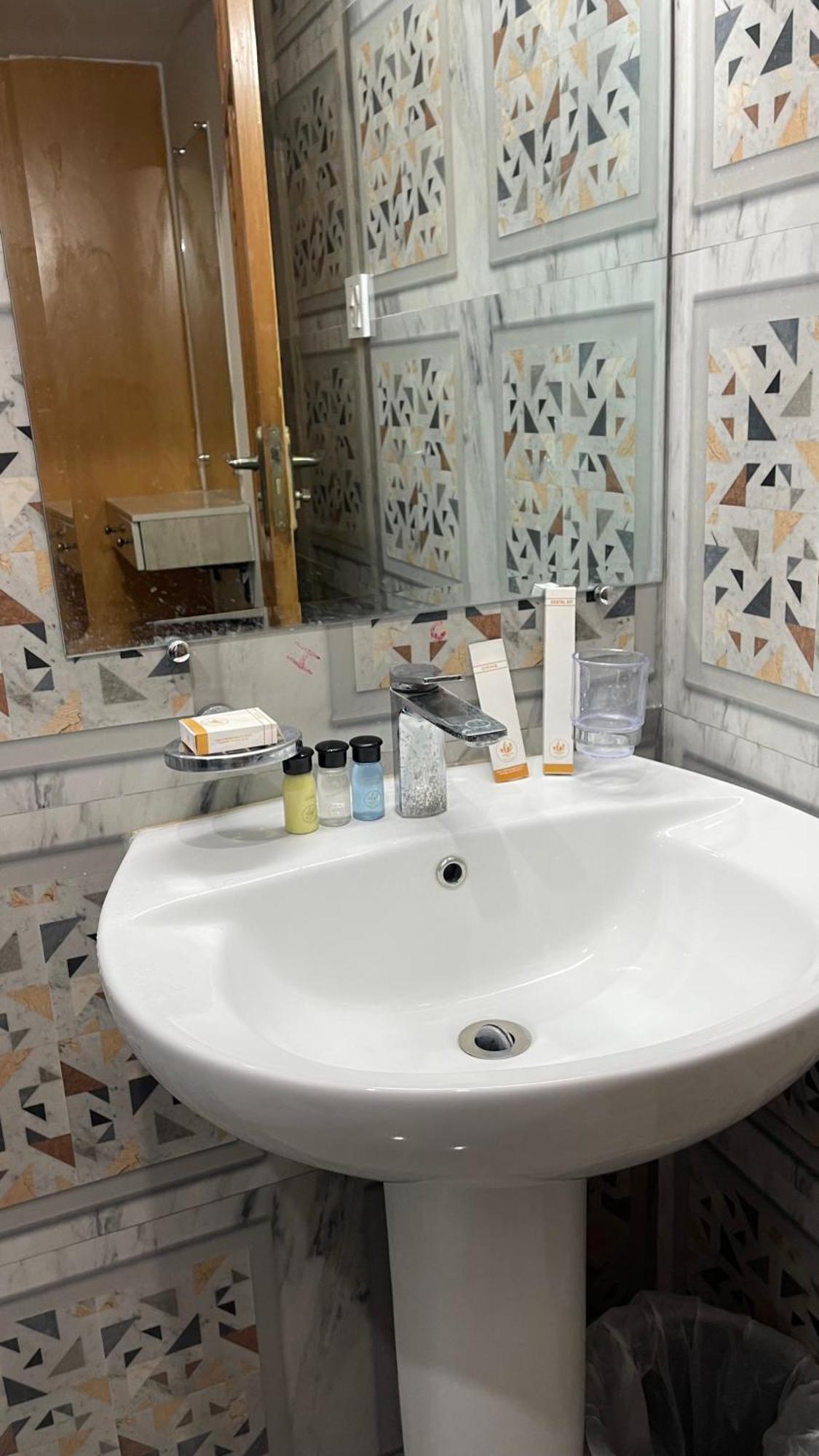 Midways Guest House And Hotels อิสลามาบัด ภายนอก รูปภาพ